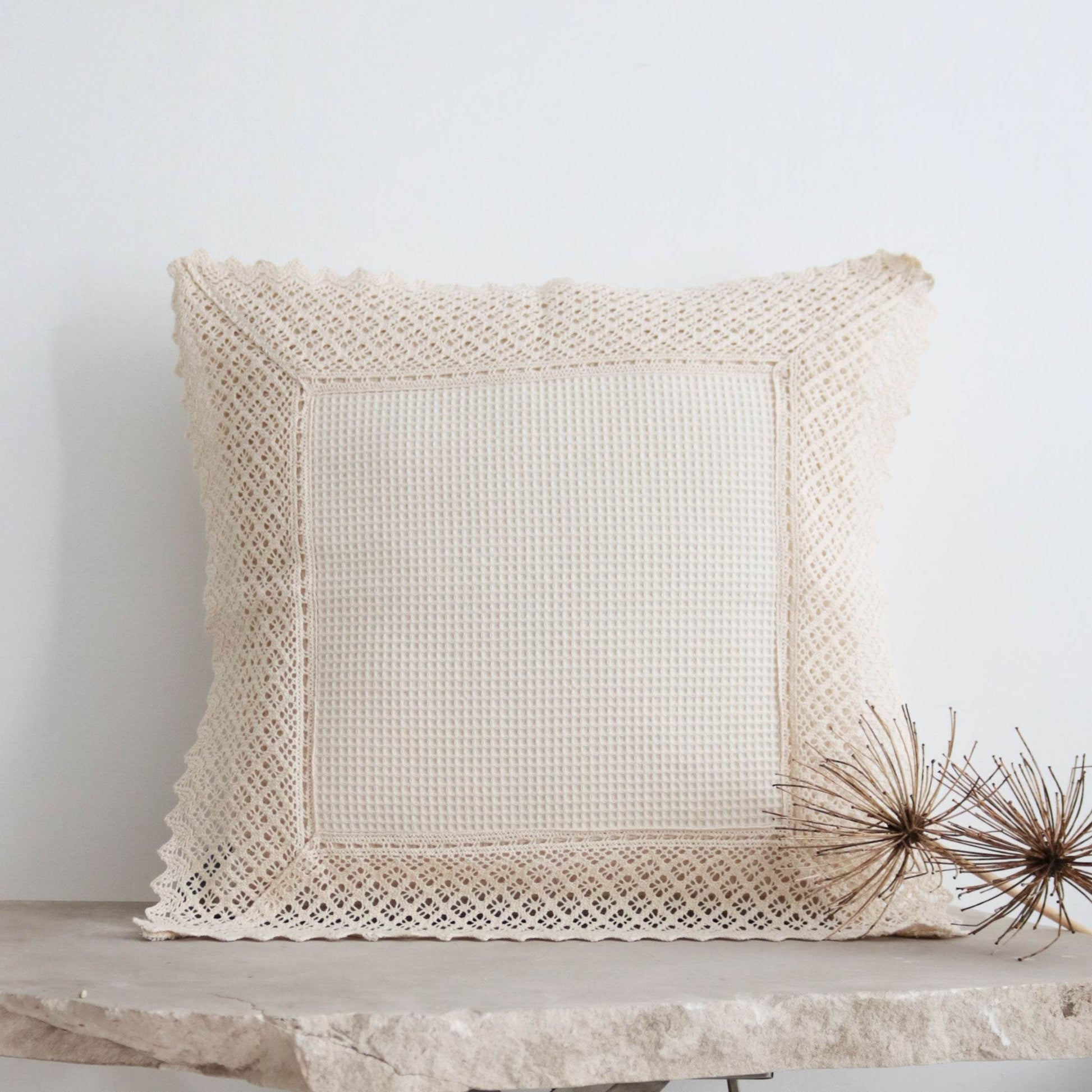 Capa de Almofada Favo com Renda Bege - LethesHome
