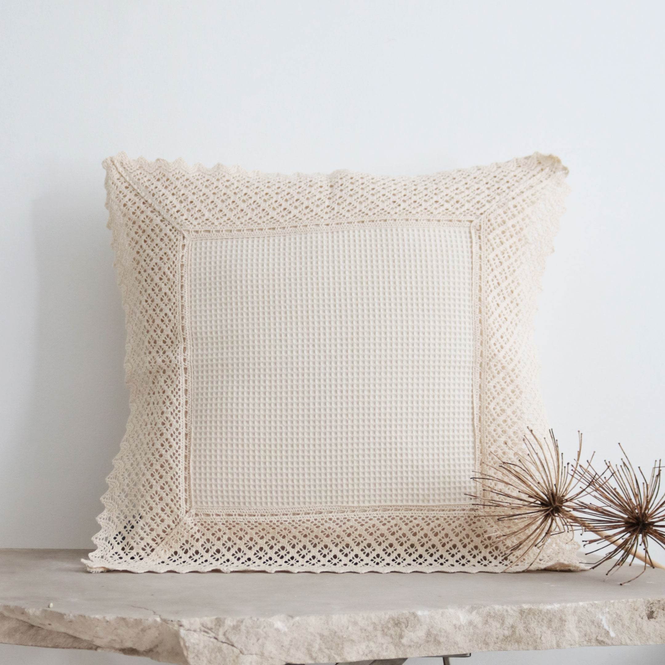Capa de Almofada Favo com Renda Bege - LethesHome