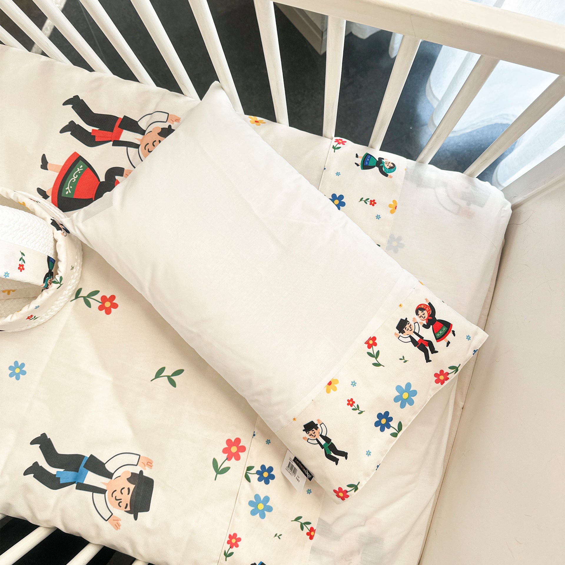 Capa de Almofada com Aplicação Brincar à Romaria