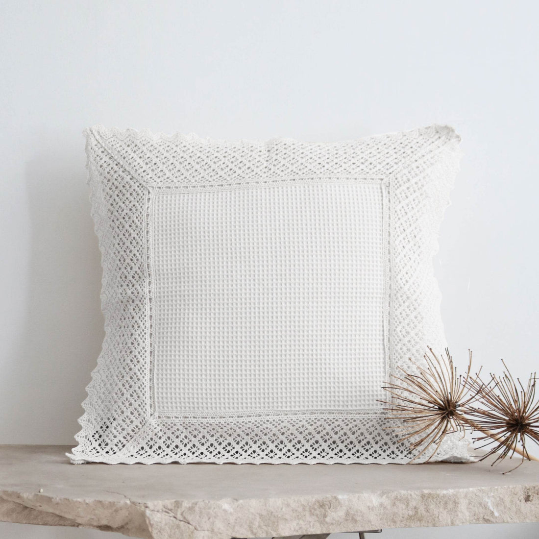 Capa de Almofada Favo com Renda Branco - LethesHome