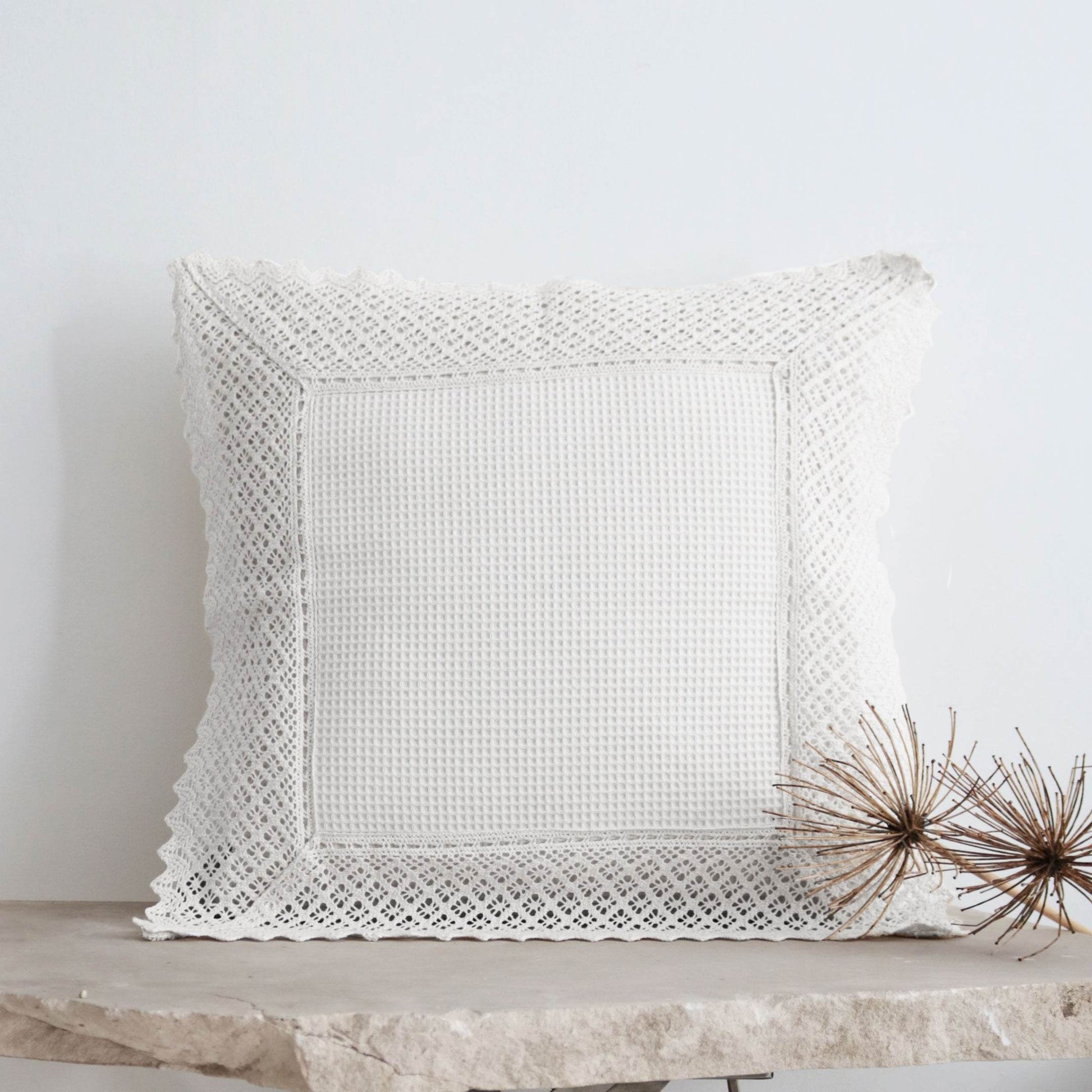 Capa de Almofada Favo com Renda Branco - LethesHome