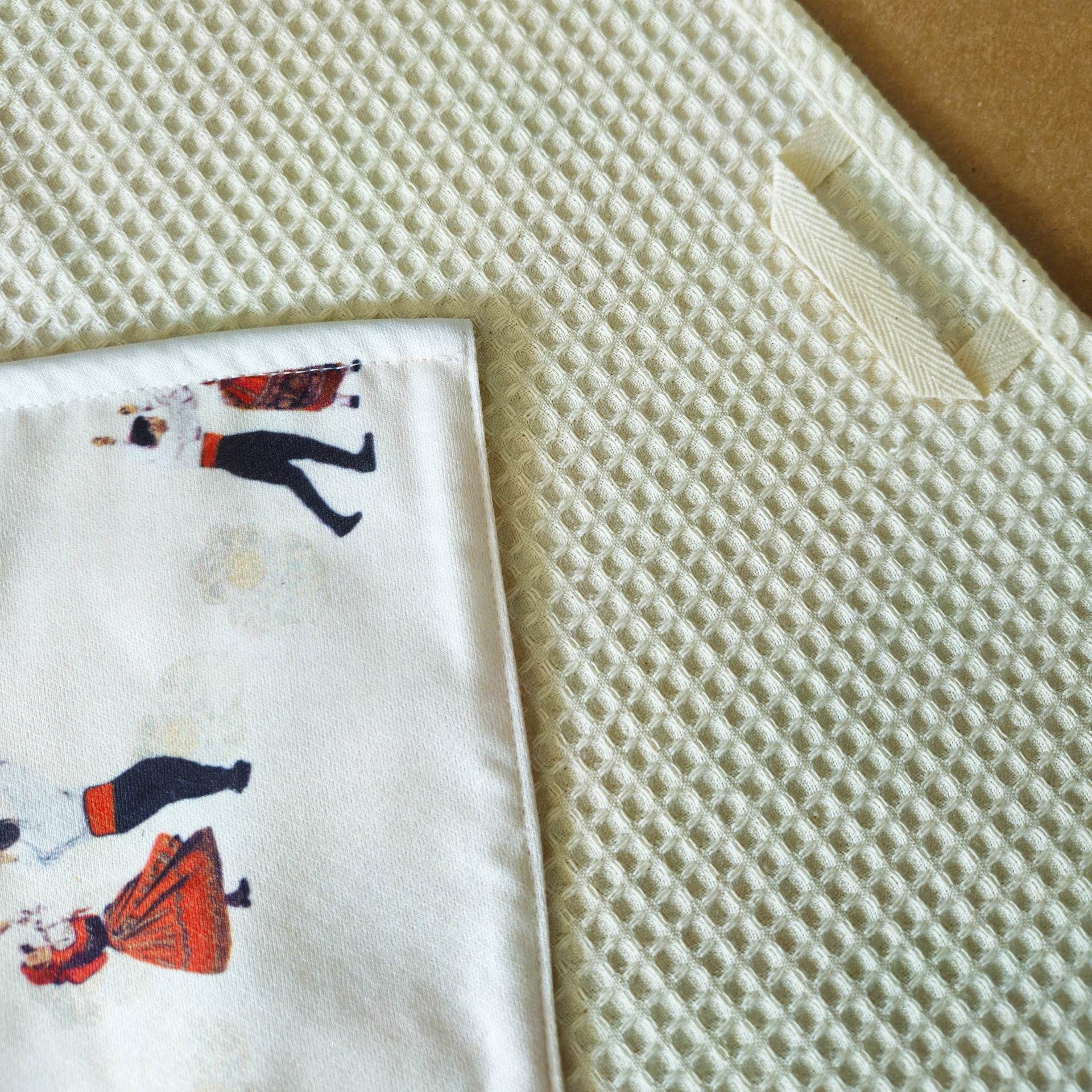 Pano de Cozinha em Favo c/ Aplicação Melânia Gomes - LethesHome