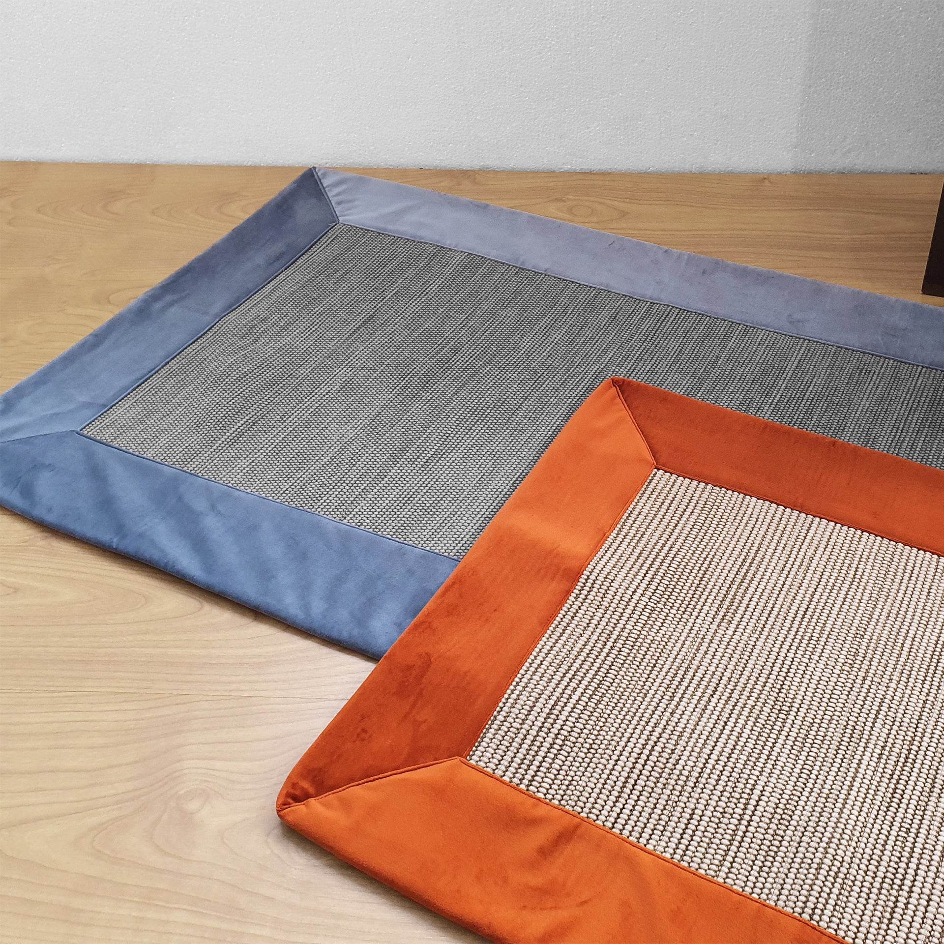 Tapete Taupe com Aplicação Veludo Soft - LethesHome