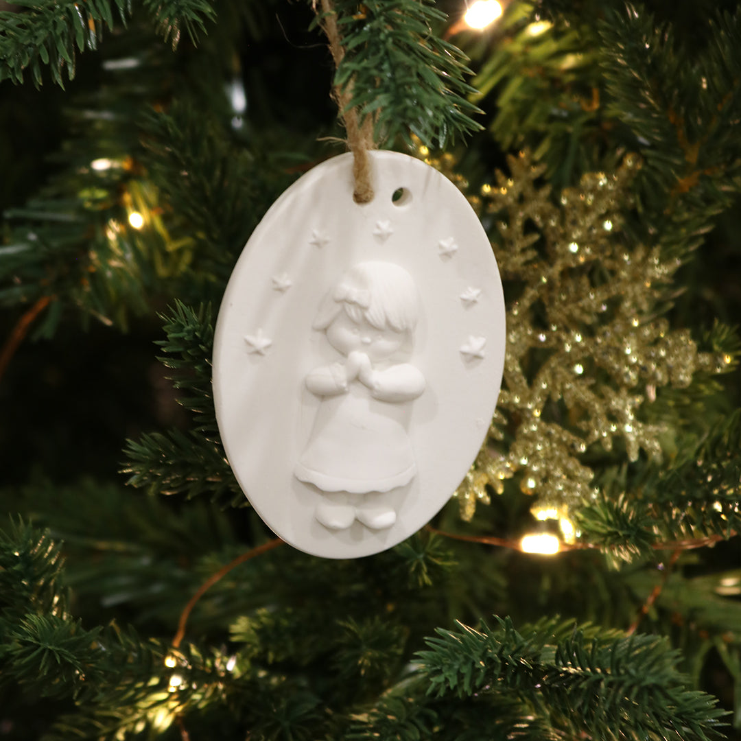 Enfeite Menina a Rezar