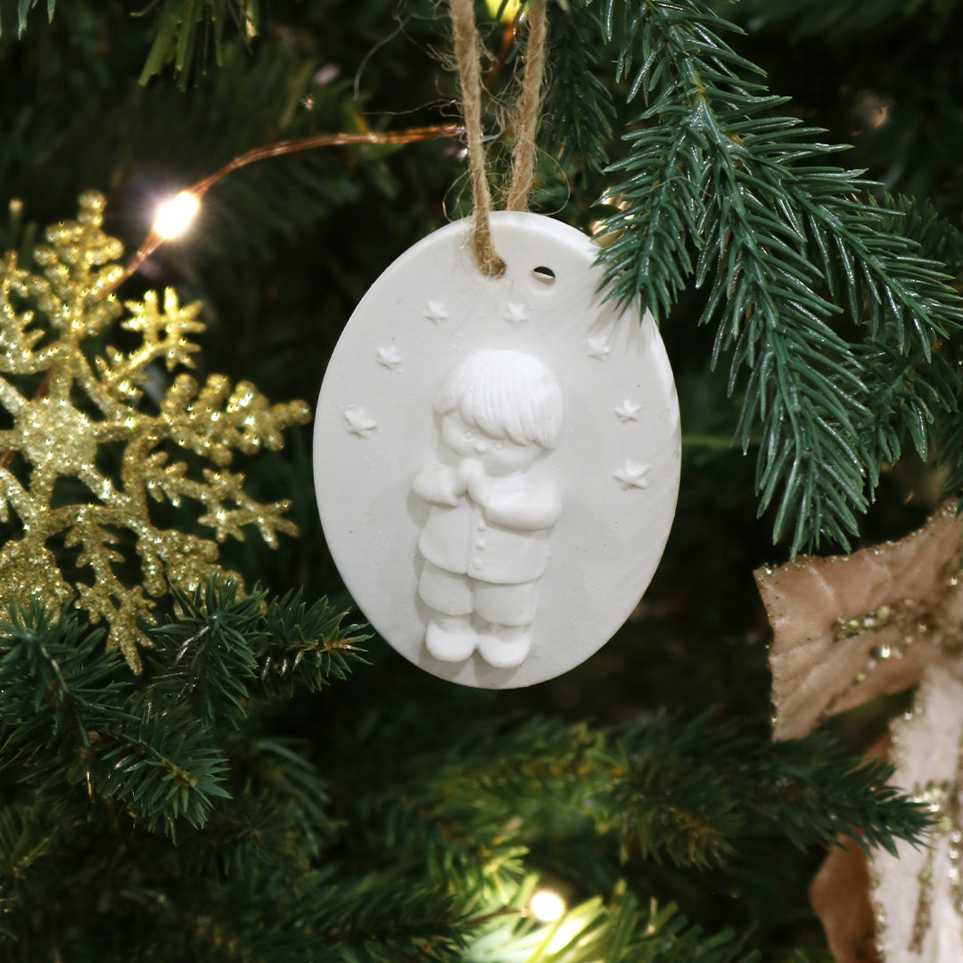 Enfeite Menino a Rezar